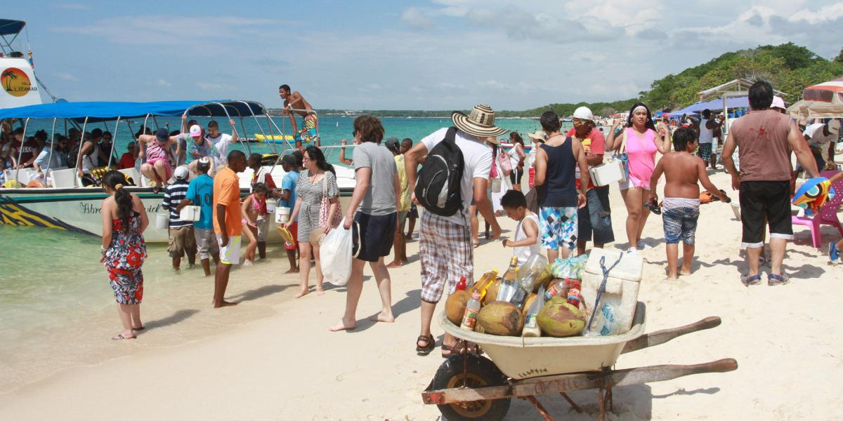 En Semana Santa, Playa Blanca dobló su capacidad de carga turística. Autoridades tratan de controlar la situación.