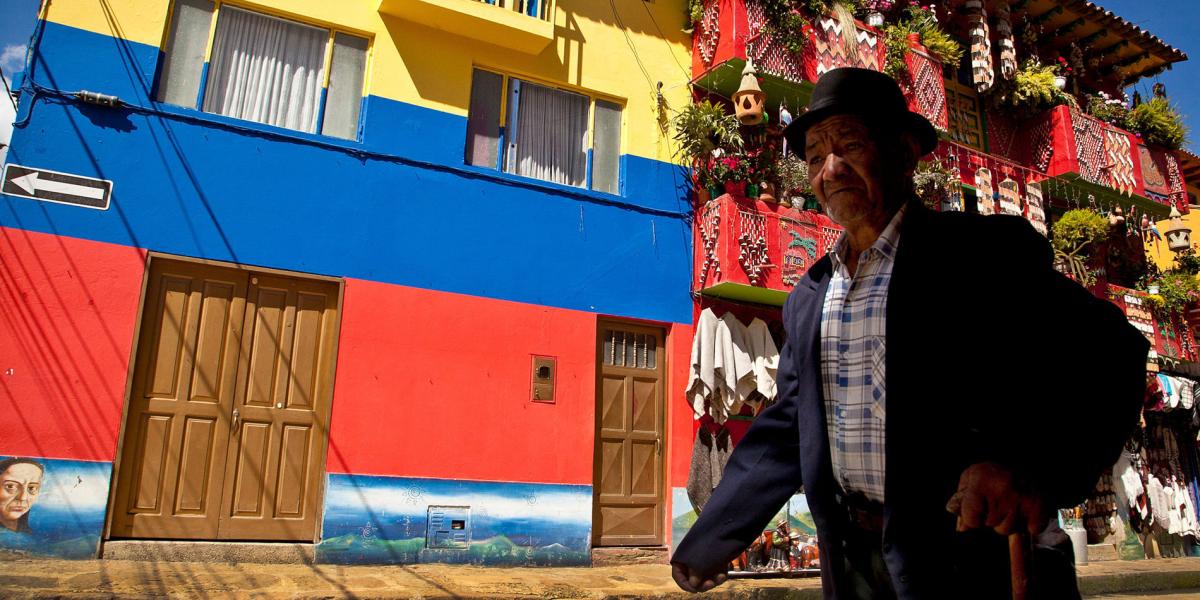 Un aspecto de las coloridas casas del centro del municipio de Ráquira, conocido por sus artesanías.