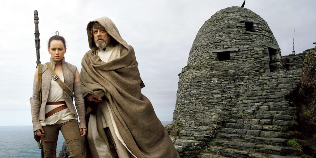 Daisy Ridley, la guerrera rebelde Rey, y Mark Hamill, en el famoso personaje de Luke Skywalker, durante una escena de la nueva cinta.