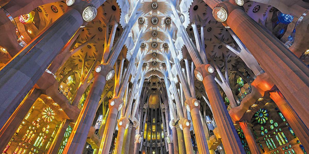 El interior del templo luce como un bosque. Una de las obsesiones de Gaudí fue elevar el techo lo máximo posible.