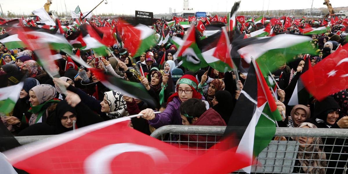 Banderas turcas y palestinas se mezclaron en una multitudinaria manifestación en Estambul contra EE. UU.