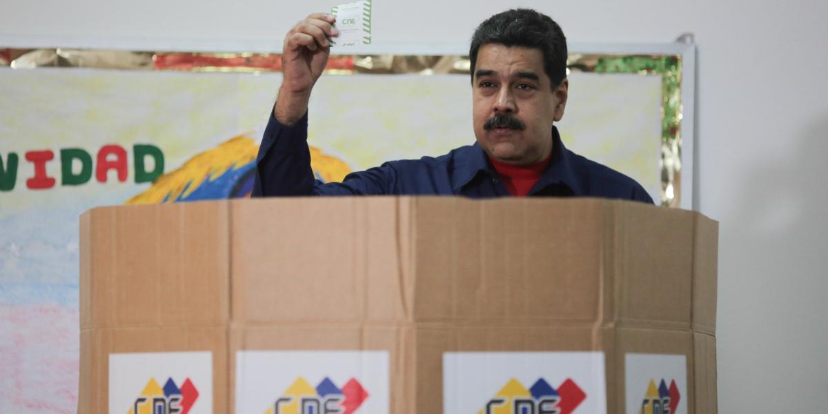 El presidente de Venezuela, Nicolás Maduro, deposita su voto en la celebración de las elecciones municipales el pasado domingo 10 de diciembre.