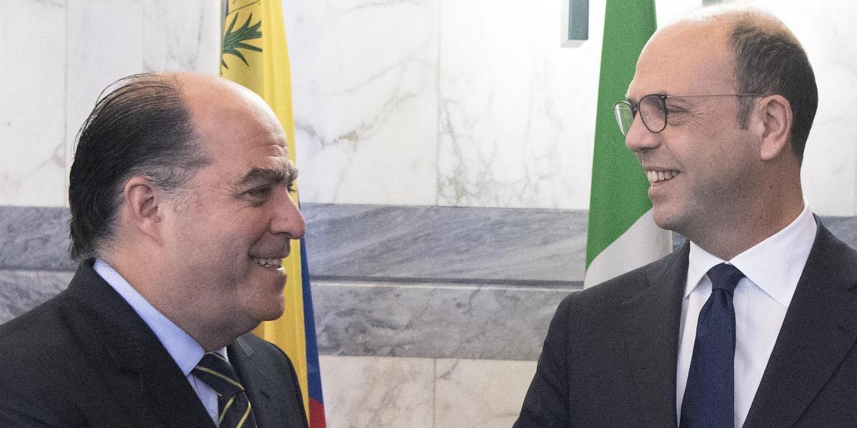 El ministro italiano de Exteriores, Angelino Alfano (d), en la reunión con el presidente del Parlamento de Venezuela, 
Julio Borges (i), en Roma, Italia.