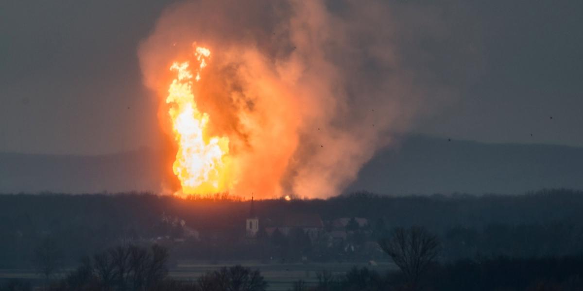 Columna de fuego después de que una explosión azotara el principal centro de distribución de gas de Austria en Baumgarten. Foto: Tomas Hulk. Reuters
