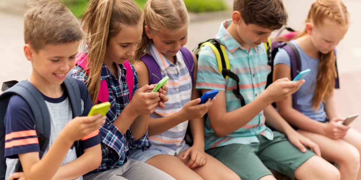 El Gobierno de Francia en el 2009 ya había querido prohibir los celulares para los menores de 10 años, argumentando el riesgo que su uso podía suponer para su salud.