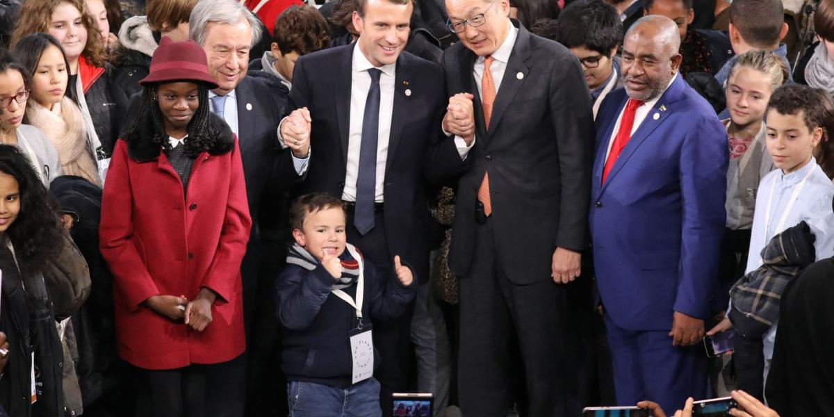 El secretario general de la ONU, António Guterres (izq.), Emmanuel Macron y el presidente del Banco Mundial, Jim Yong Kim, entre los asistentes.