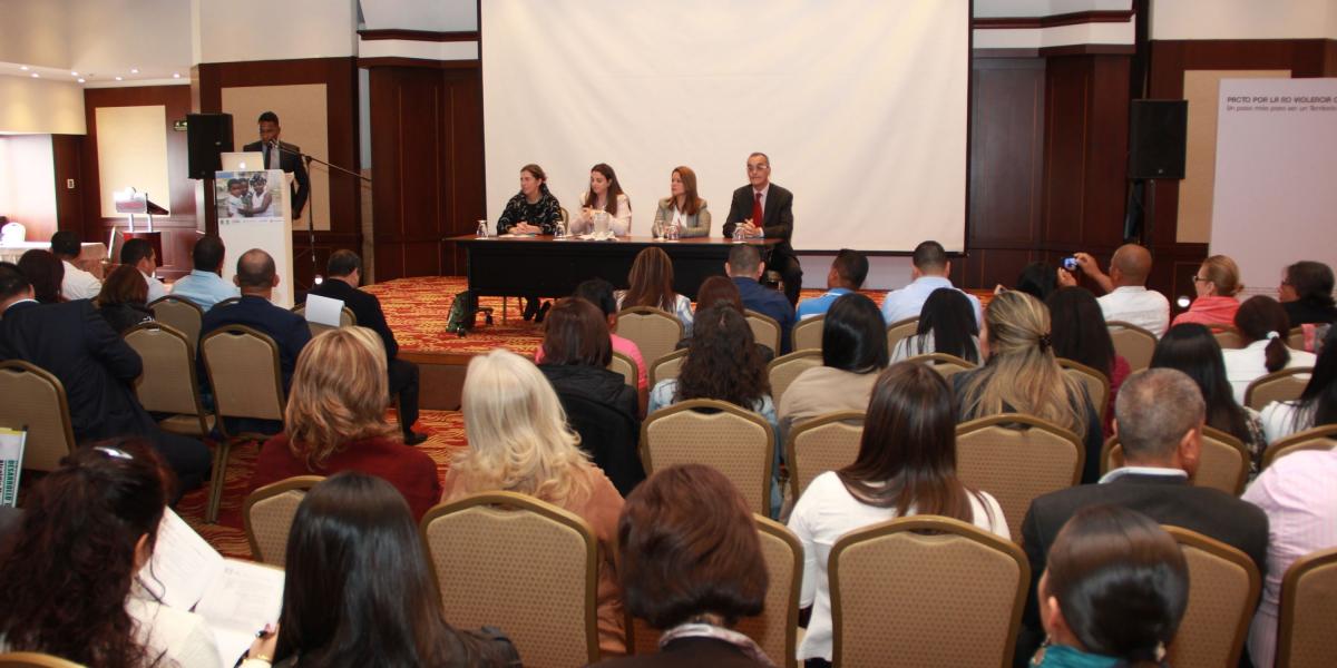 El 'Pacto por la no violencia contra la niñez' se firmó en el Hotel Tequendama, en Bogotá, el 12 de diciembre de 2017.