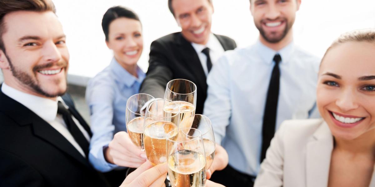 Aunque es poco probable que se restrinja completamente el consumo de alcohol durante su fiesta empresarial, es importante que controle su consumo.