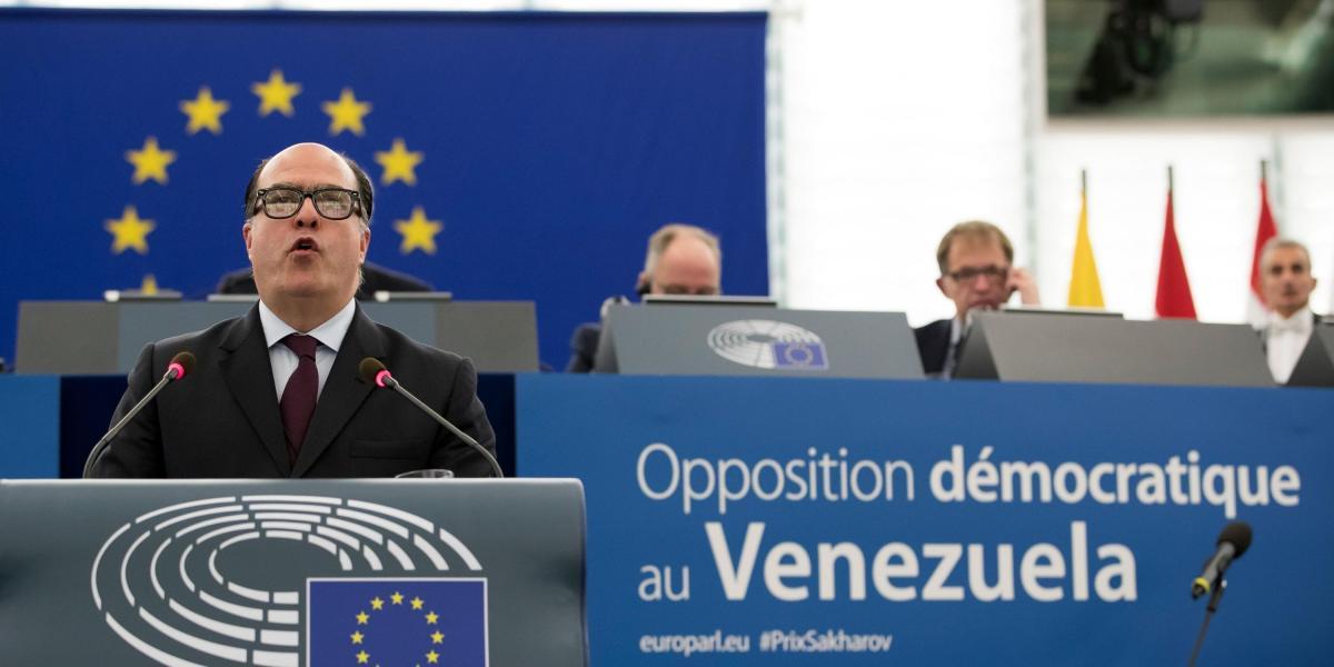 El presidente de la Asamblea Nacional Venezolana, Julio Borges (c), pronuncia su discurso tras recoger el premio Sájarov a la Libertad de Conciencia que concede el Parlamento Europeo en nombre de la oposición