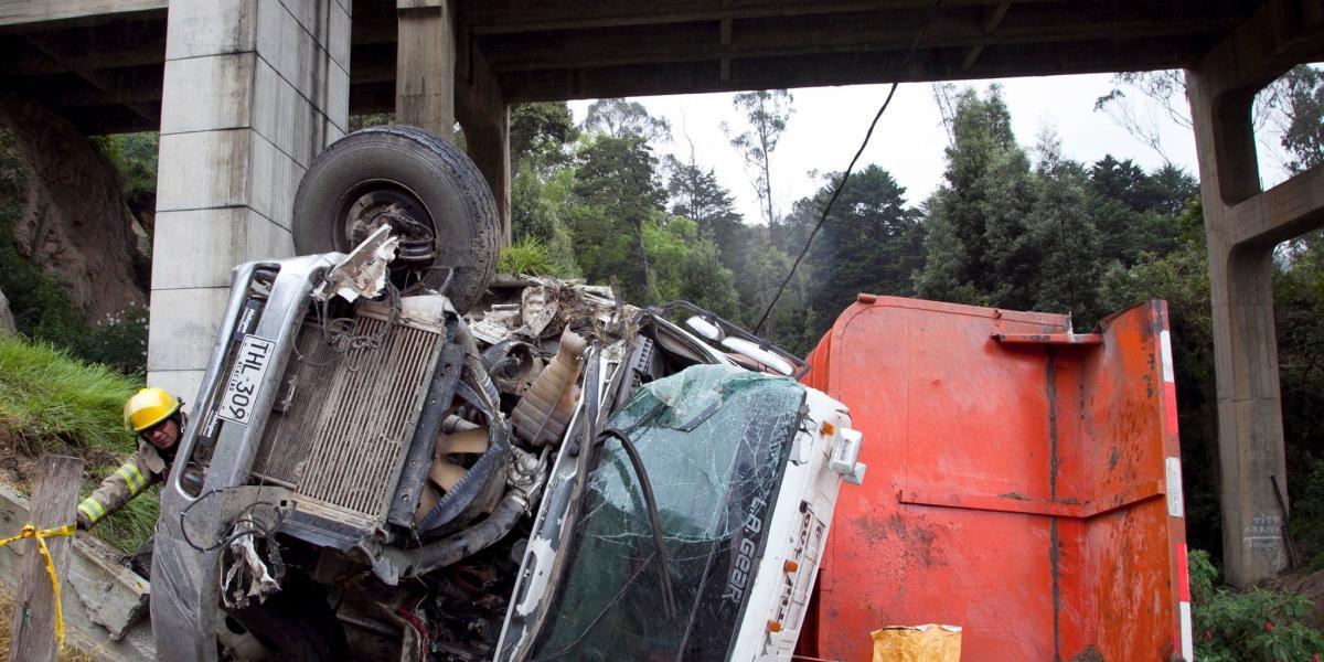 El conductor de esta volqueta salió ileso del accidente en el Puente de Boyacá.