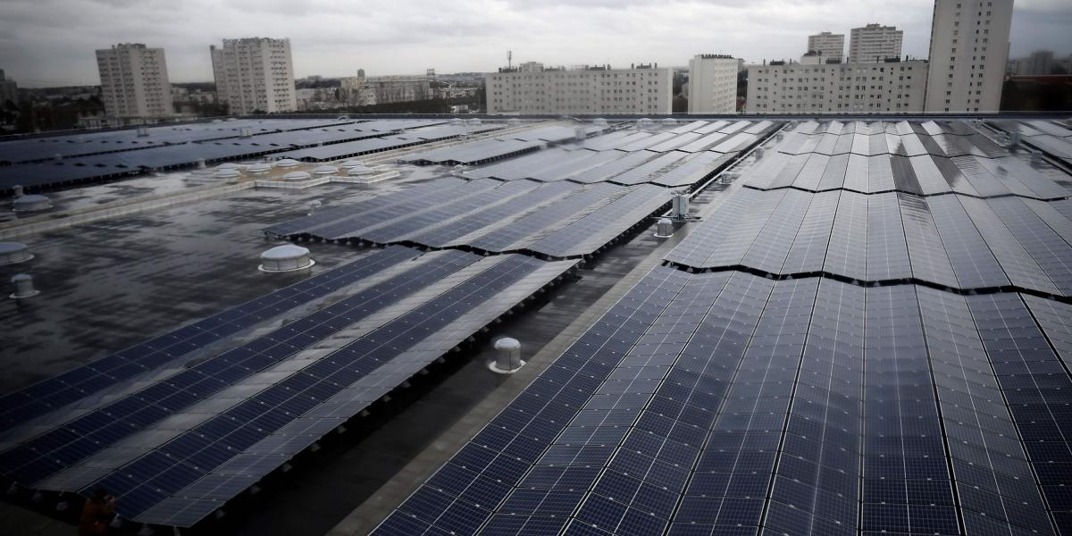 El cambio a energías renovables, como la eólica o la eléctrica (en la foto, un panel solar en París), ayudan a mejorar la calidad del aire.