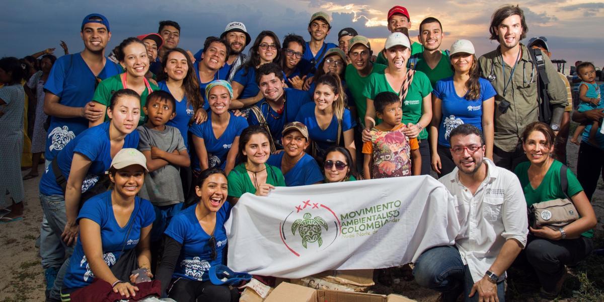 El doctor Camilo Prieto (derecha, de blanco), junto con voluntarios del Movimiento Ambientalista Colombiano.
