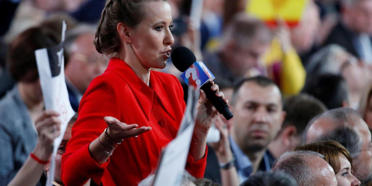 La periodista rusa y candidata a la Presidencia rusa Ksenia Sobchak (c) formula una pregunta durante la rueda de prensa anual del presidente de Rusia, Vladímir Putin, en Moscú (Rusia).