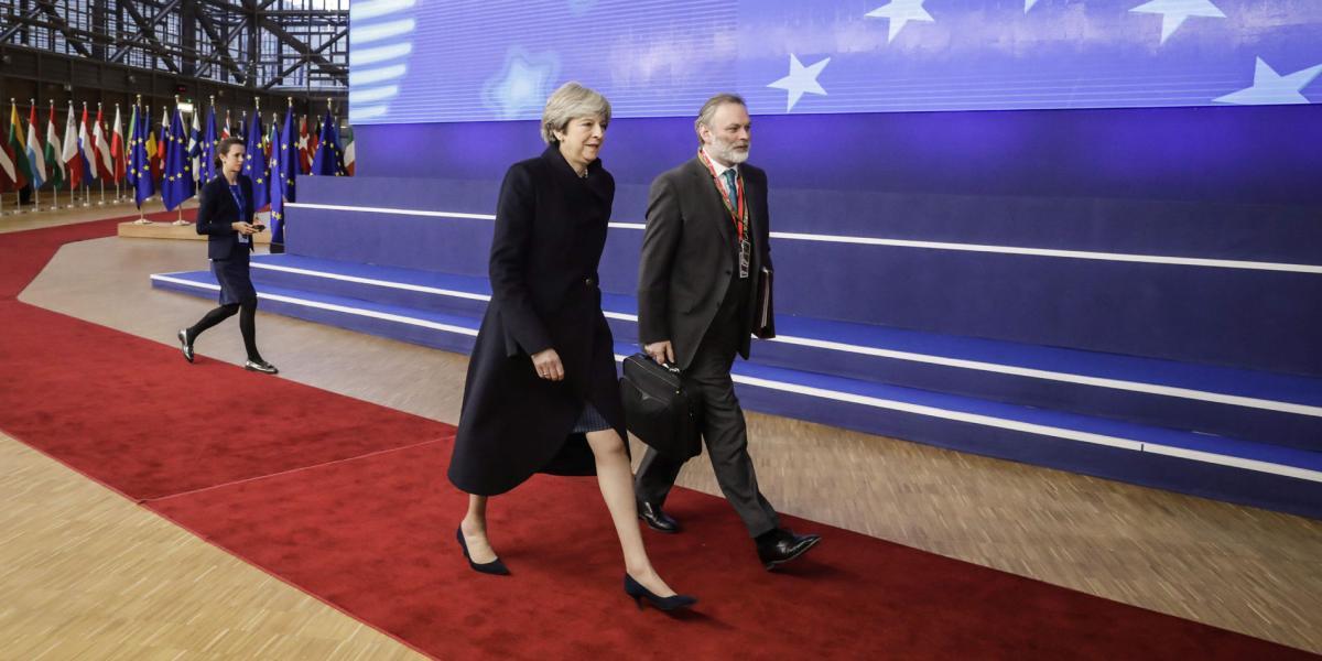 A pesar de las críticas, Theresa May fue aplaudida por líderes europeos en Bruselas.