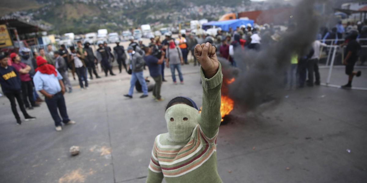 Manifestantes montan barricadas con escombros y llantas en llamas hoy, viernes 15 de diciembre de 2017, en Tegucigalpa (Honduras). Cientos de manifestantes bloquearon hoy importantes carreteras en las principales ciudades de Honduras en protesta por el presunto "fraude" en los comicios del 26 de noviembre contra el candidato de la Alianza de Oposición contra la Dictadura, Salvador Nasralla.