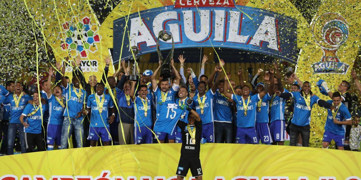 ¡La Liga es para los azules! Millonarios celebra tras ganar a su rival de patio el título del fútbol profesional colombiano.