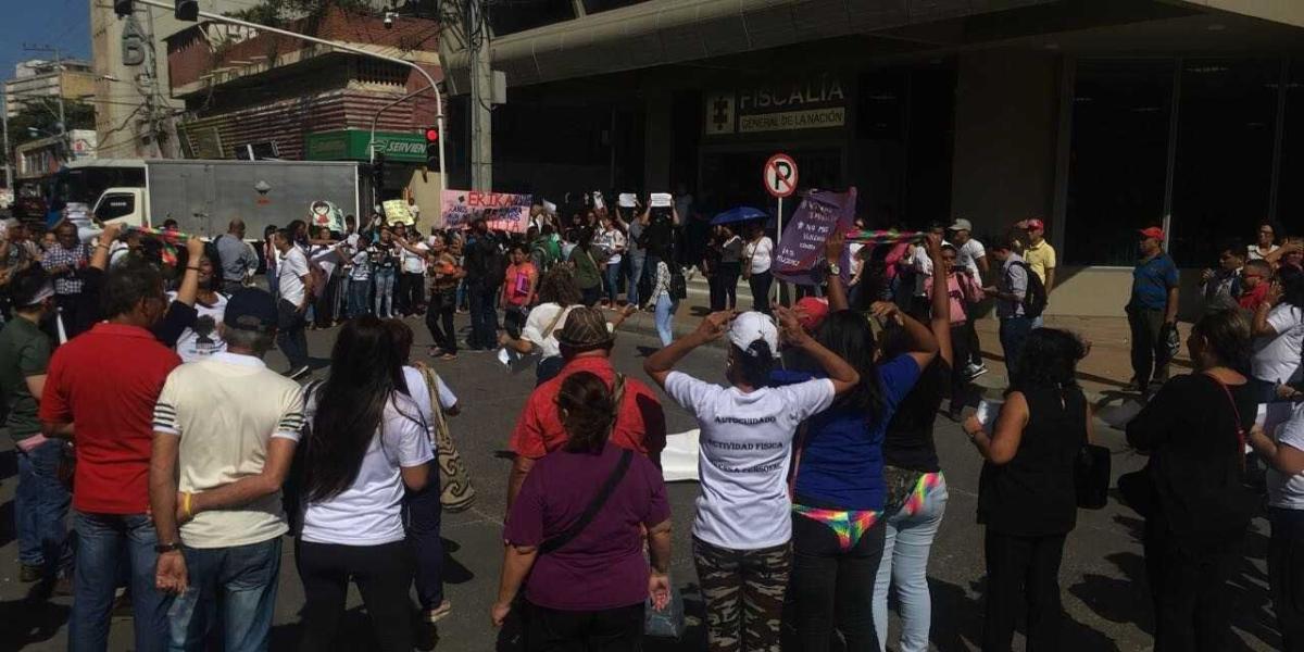 Los manifestantes bloquearon la calle 45, en el centro de la ciudad, donde piden justicia en el caso de la joven encontrada asesinada en un monte de Malambo (Atlántico).