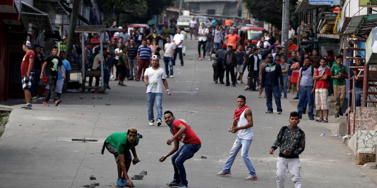 Manifestantes opositores bloquearon calles principales en Honduras por el presunto 'fraude' en los comicios del 26 de noviembre contra el candidato de la Alianza de Oposición contra la Dictadura, Salvador Nasralla.