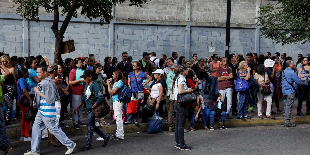 El apagón en Caracas de este lunes ha afectado la movilidad del metro pues las estaciones han permanecido cerradas.
