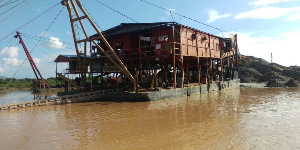 A orillas del Rio Nechí, fueron capturadas en flagrancia 32 personas por explotación ilícita de yacimiento minero.