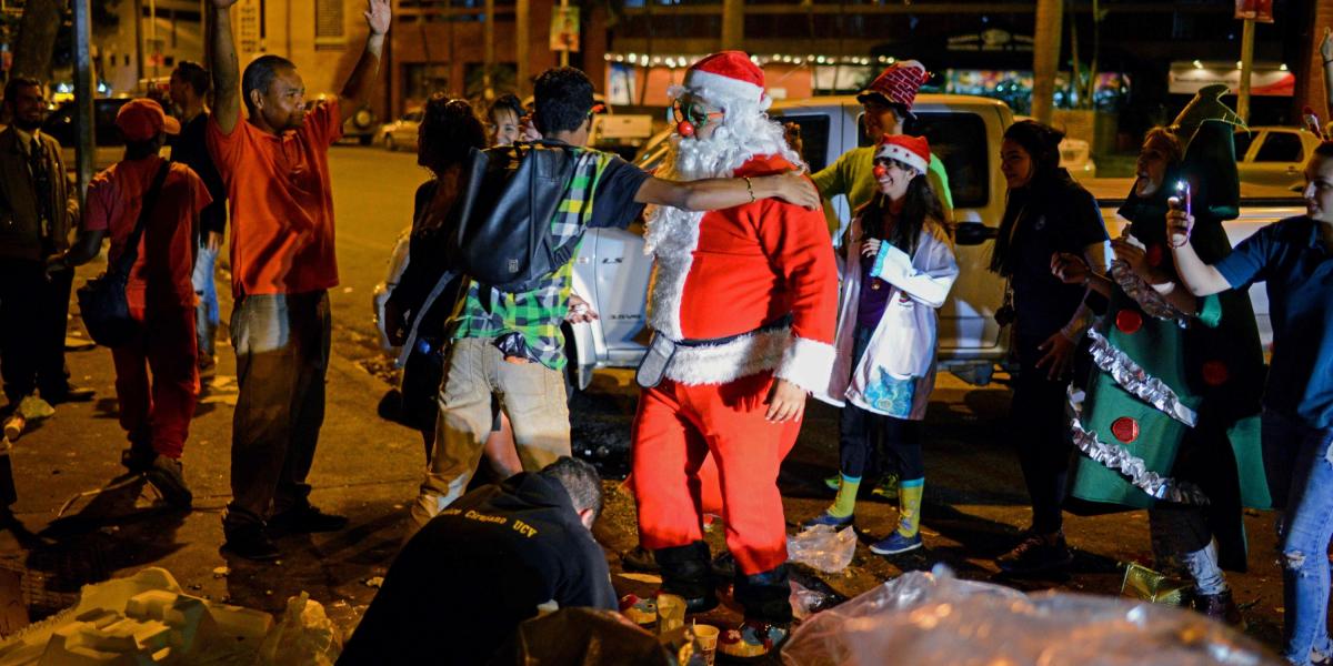 Santa Claus reparte ropa y comida en medio de una Venezuela en crisis