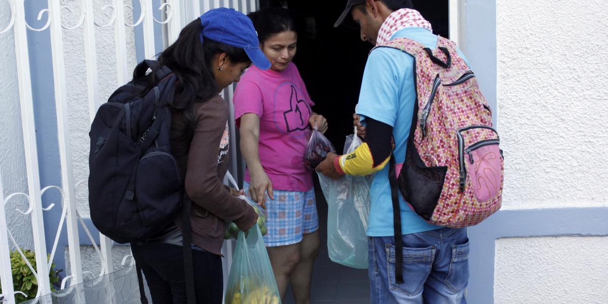 Debido a la devaluación del bolívar, los venezolanos venden productos en la frontera a la mitad de lo que valen en Colombia.