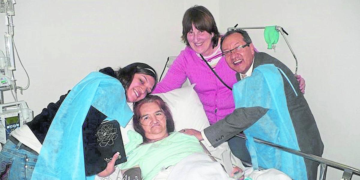 A los 26 años, Fabiola Shelby conoció a su madre biológica, Judith, en una clínica. En la foto, con su madre adoptiva, Marie, y Alejandro Muñoz.