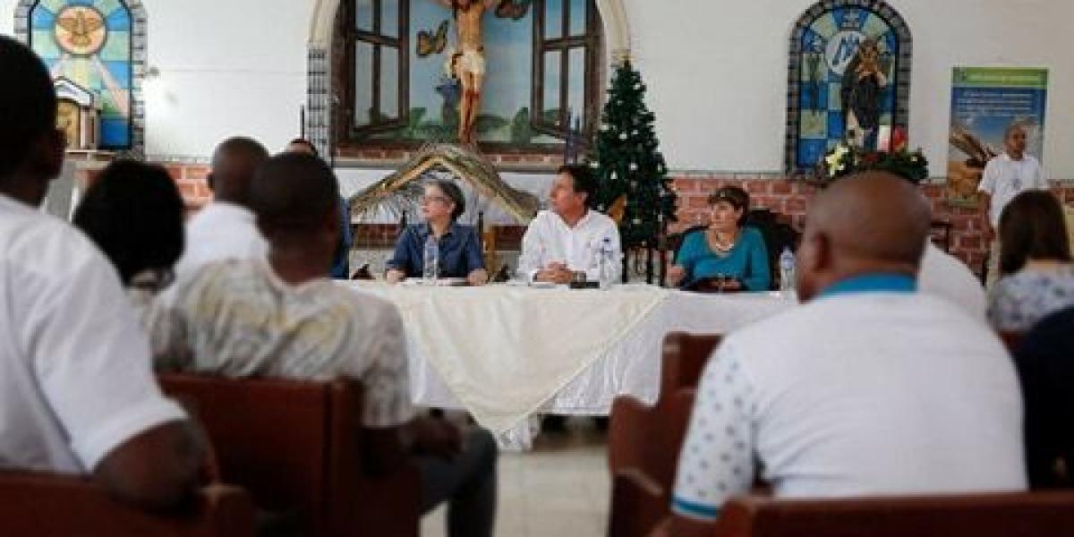 En la iglesia de Belén de Bajirá, Chocó, el fiscal general, Néstor Humberto Martínez, se reunió con líderes sociales para escuchar sus denuncias sobre la violencia en la región.