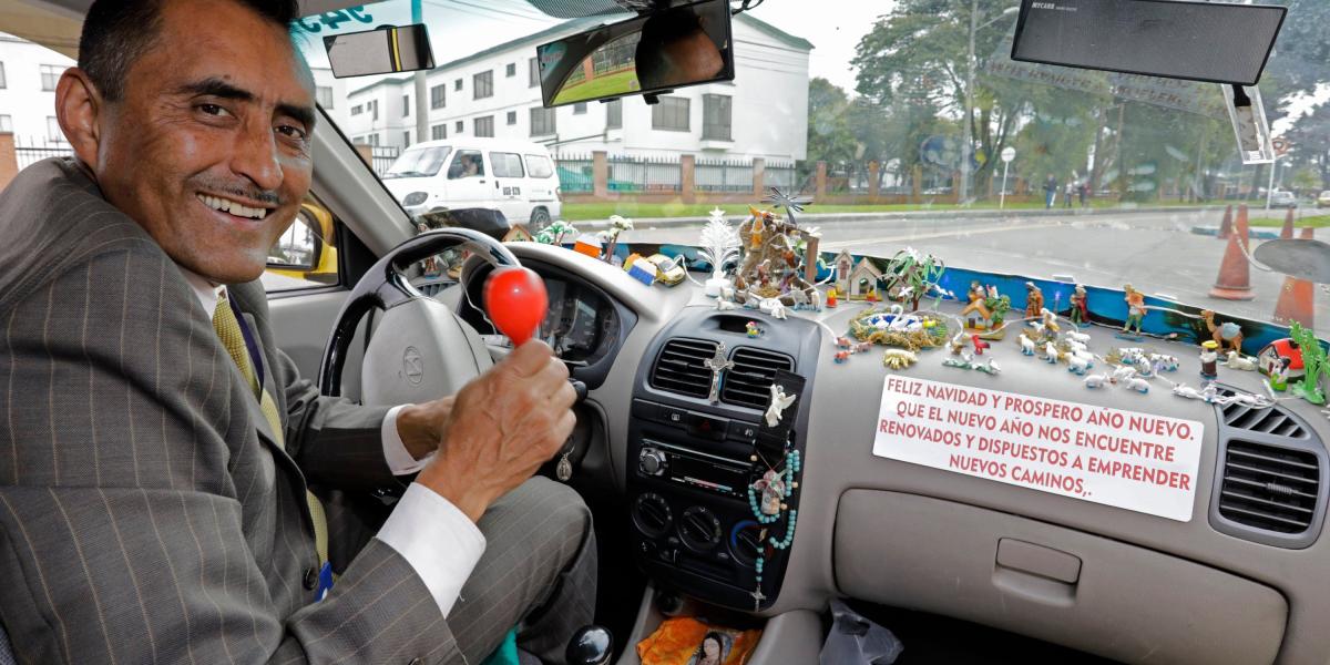 José María Villamil lleva nueve años convirtiendo su taxi en pesebre. No le faltan las maracas para rezar la novena.