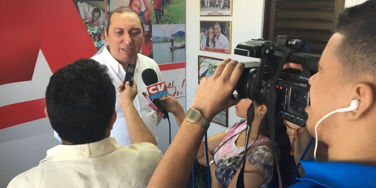 J Emilio Zapata, director de la CRA, entrega a la prensa balance de proyectos de 2017.