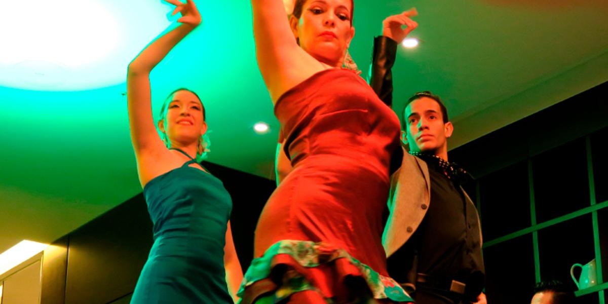 Buena música y show de flamenco