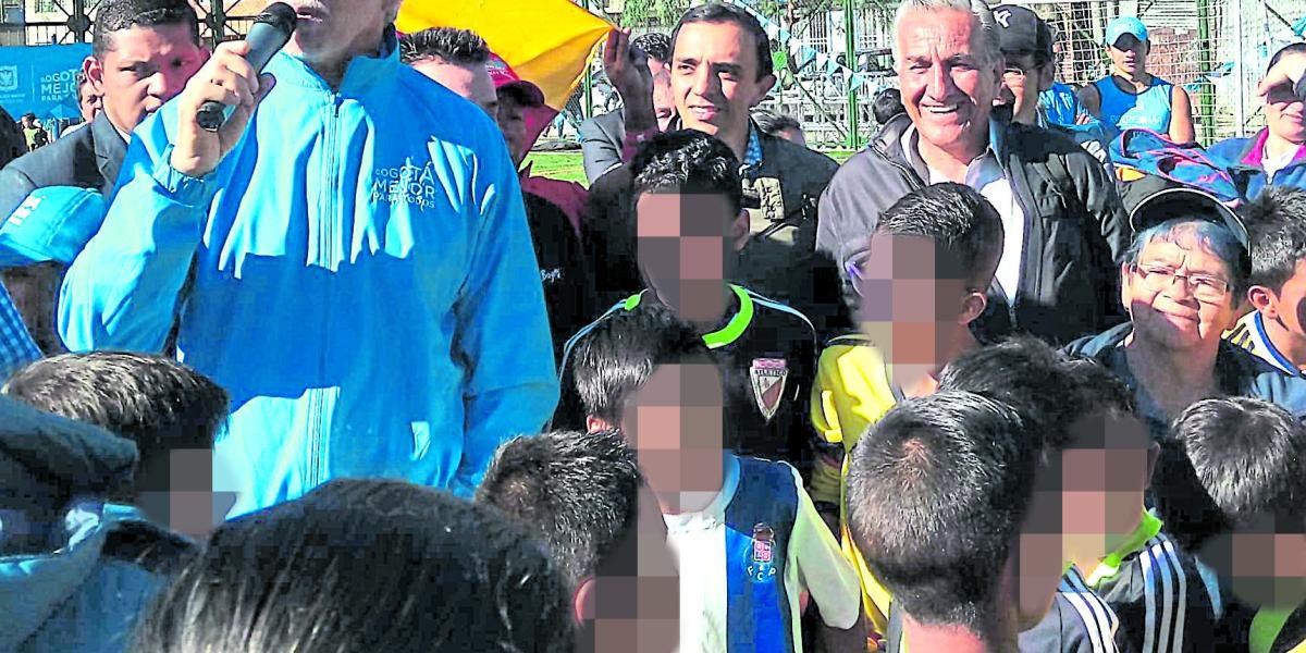Enrique Peñalosa inició su jornada laboral el 18 de diciembre entregando una cancha de fútbol en Bilbao, barrio de Suba.