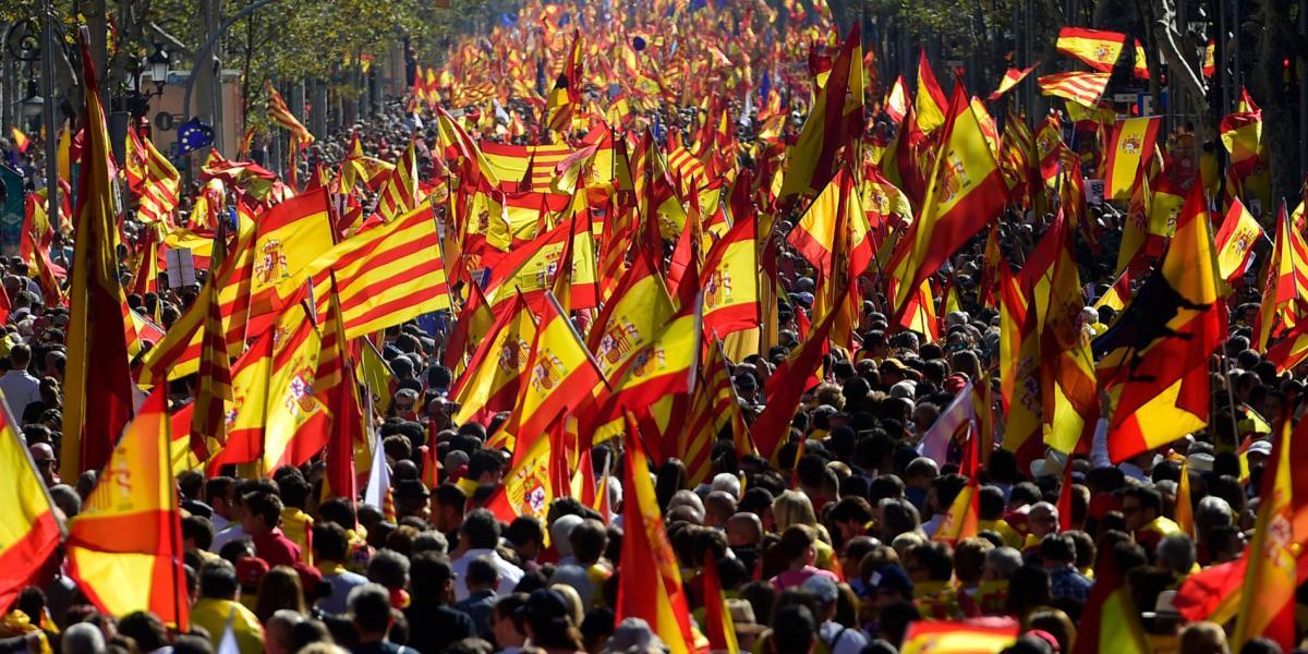 Banderas de España y de la comunidad autónoma de Cataluña, en Barcelona.