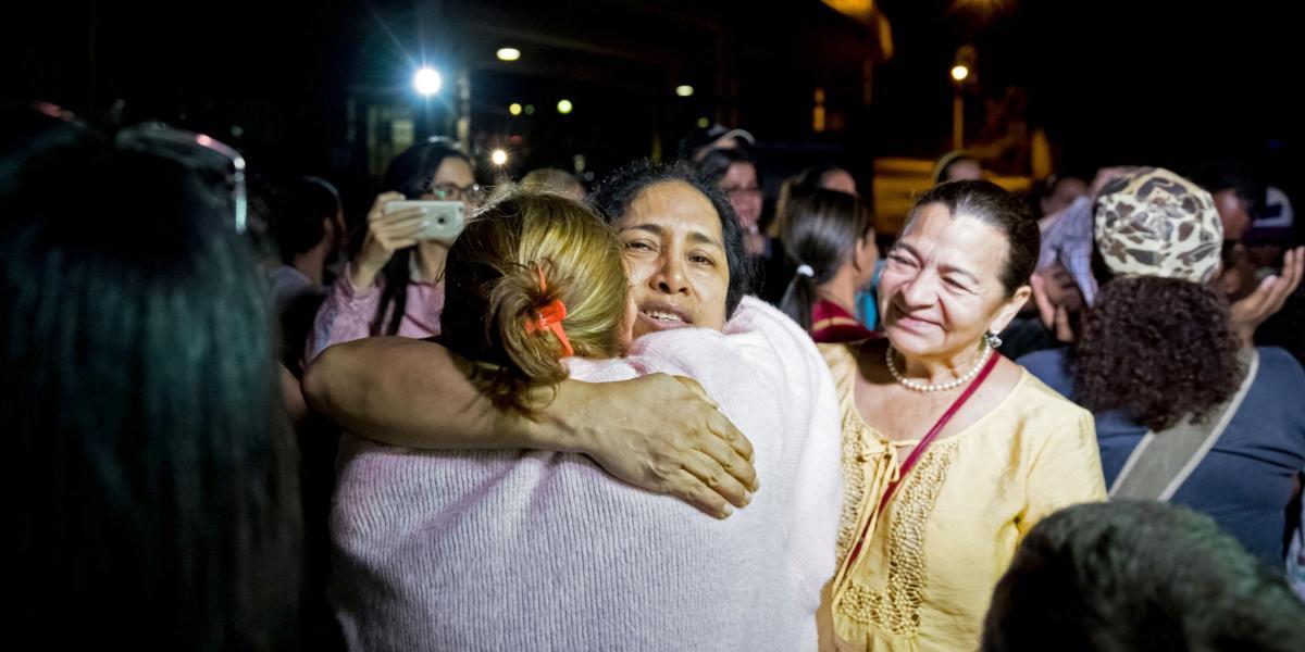 María Pérez, abraza a sus familiares luego de su liberación, en las inmediaciones de 'El Helicoide', sede del Servicio Bolivariano de Inteligencia Nacional (Sebin).