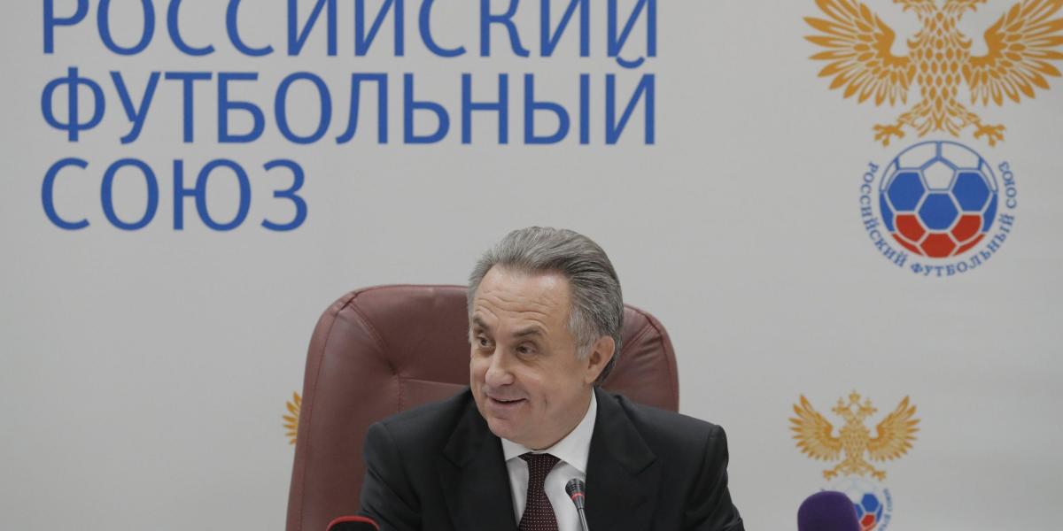 El viceprimer ministro ruso Vitaly Mutko habla en una conferencia de prensa después de una reunión del Comité Ejecutivo de la Federación Rusa de Fútbol (RFS) en Moscú