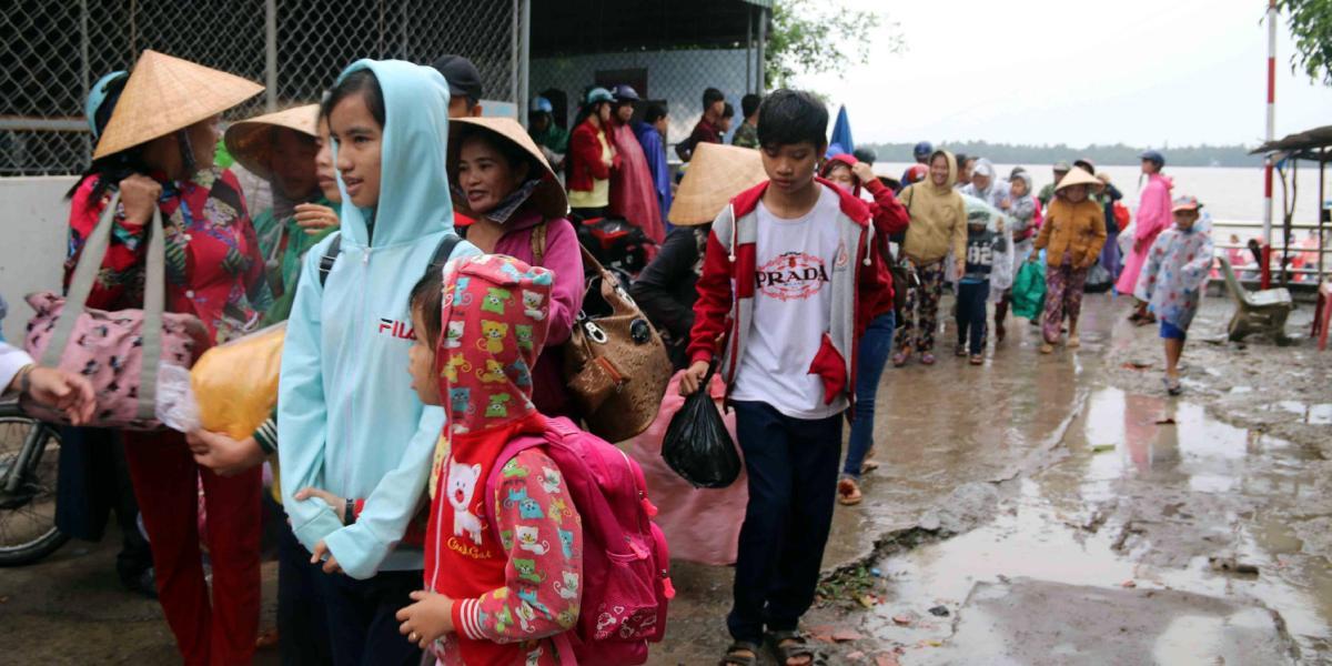 En el sur de Vietnam comenzaron a evacuar a miles de personas ante el peligro que representa el tifón Tembin.