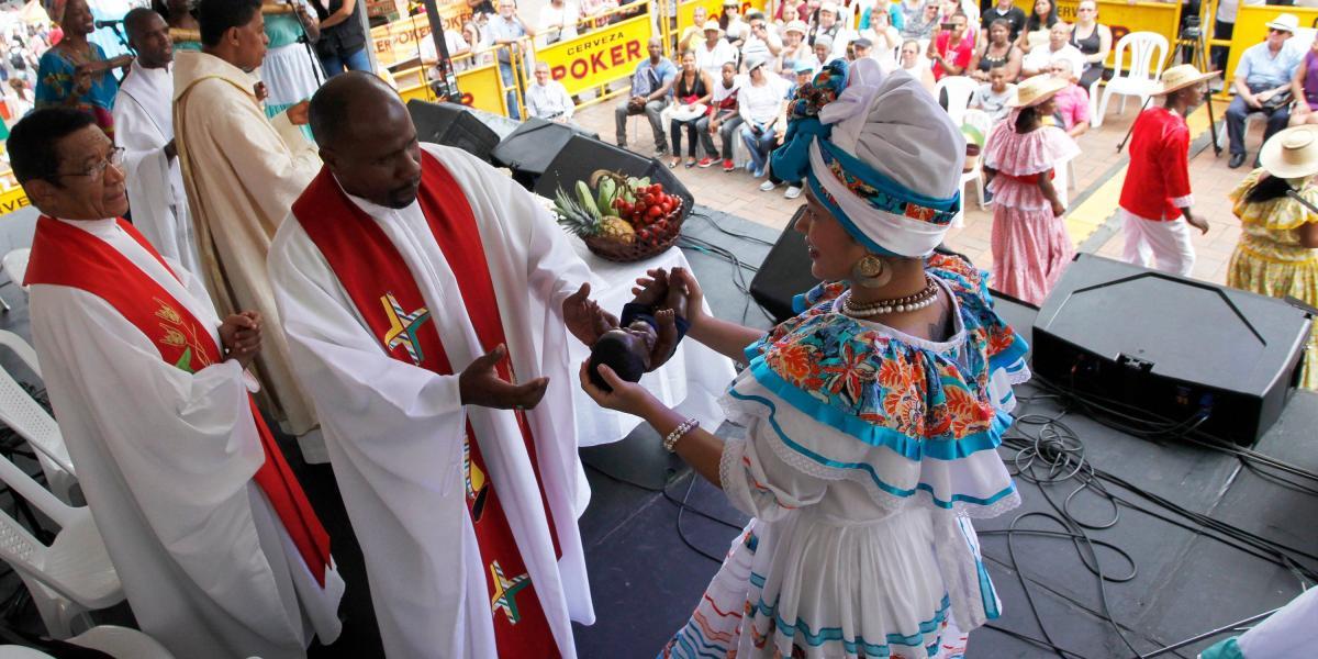La celebración de la misa  aculturada, folclórica, ya es tradición en este día.