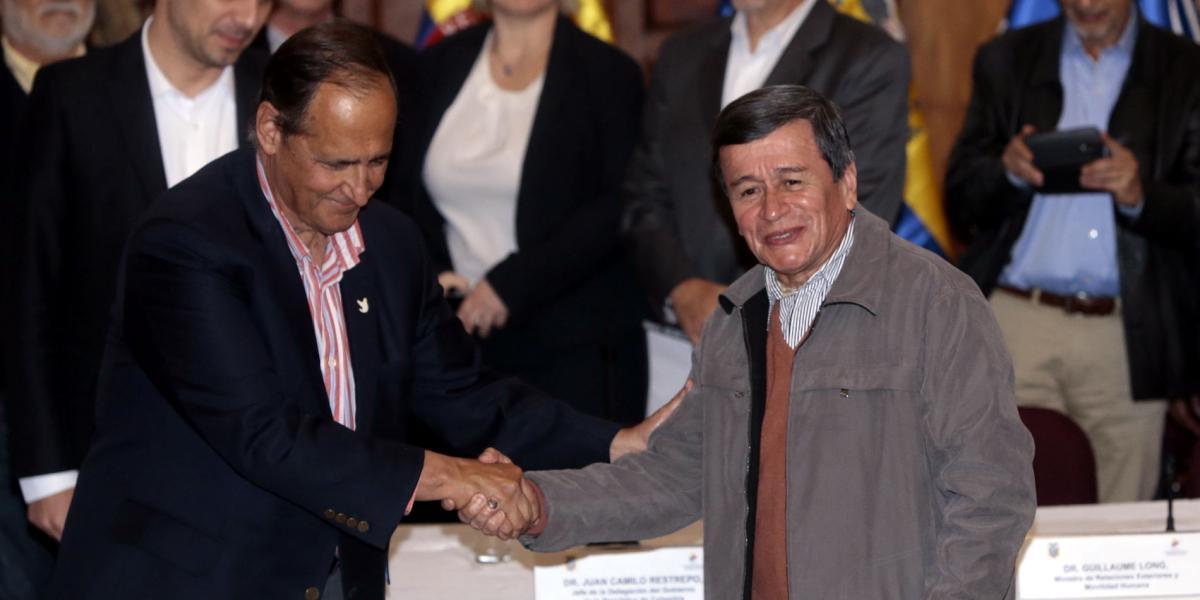 El saliente jefe negociador del Gobierno, Juan Camilo Restrepo (izq.), y ‘Pablo Beltrán’, del Eln.