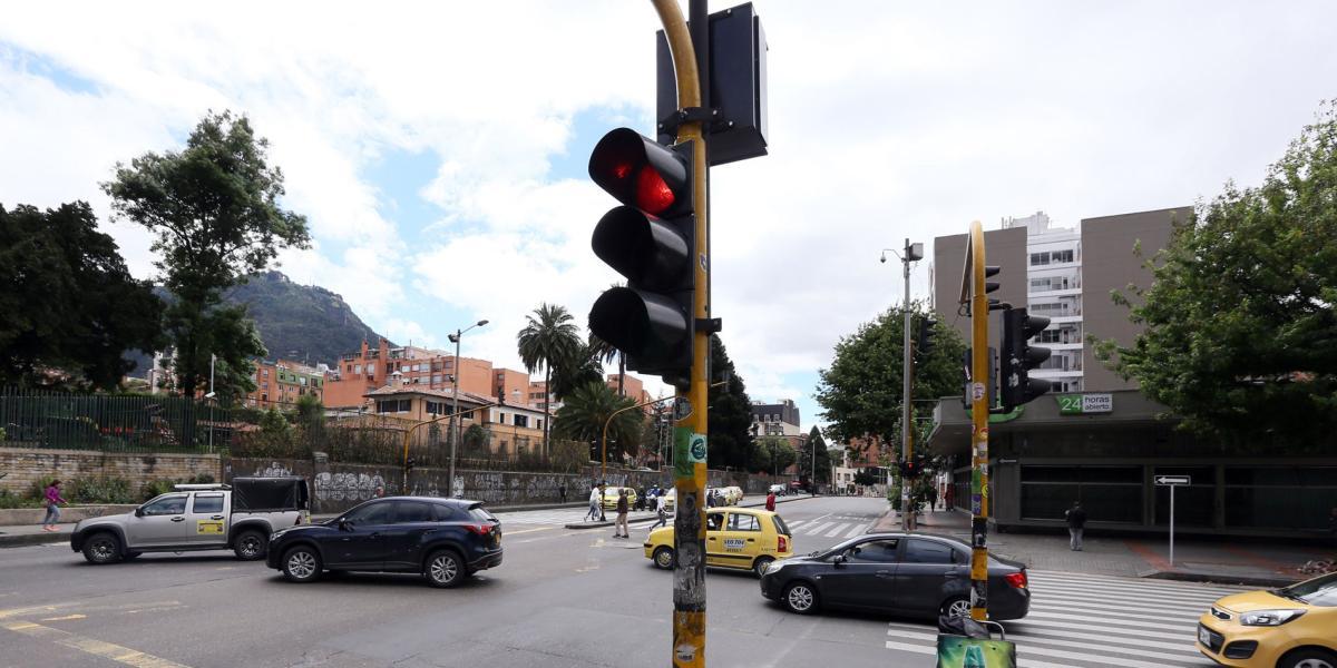 La ciudad tienen 1.391 intersecciones semaforizadas y en cada una hay 1, 2 o más semáforos. En total son 18.167 semáforos.