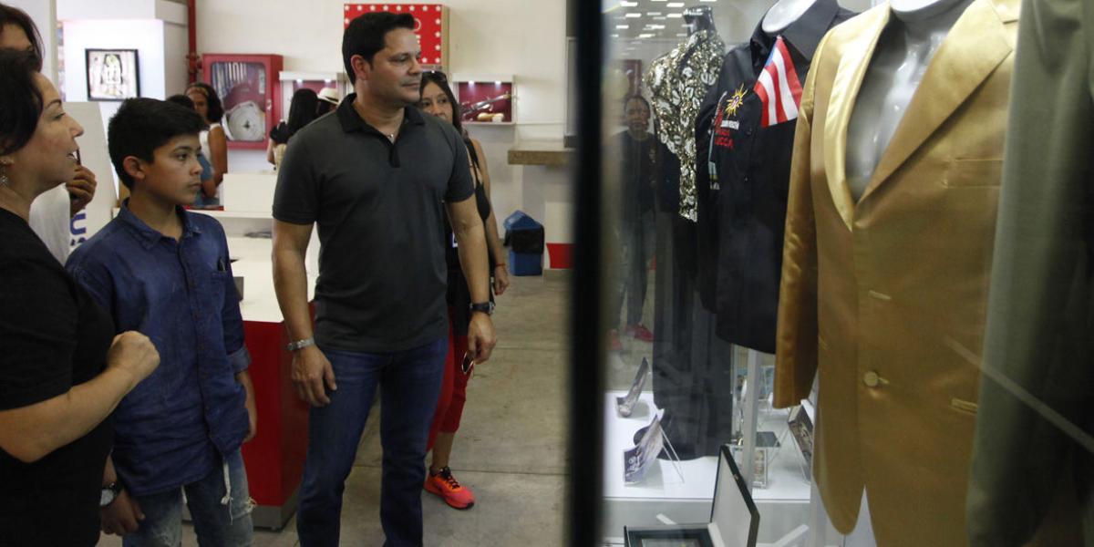 Rey Ruiz en su visita al museo de la salsa Jairo Varela