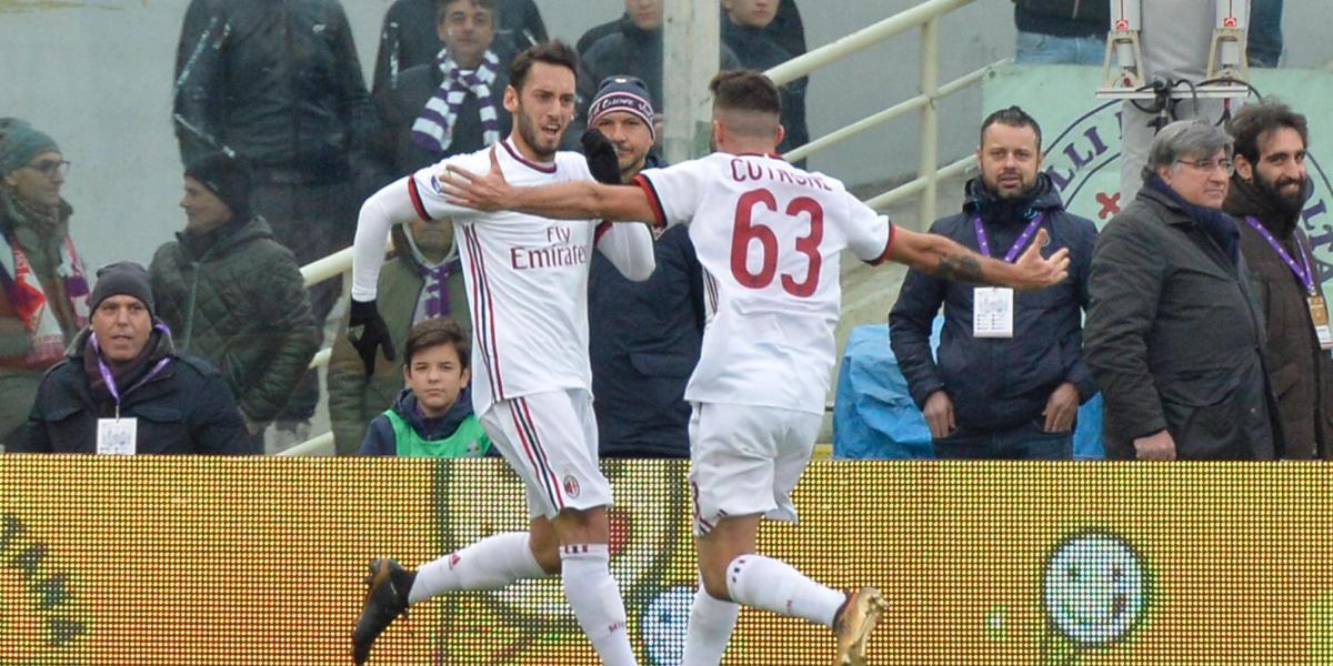 Hakan Calhanoglu y Patrick Cutrone, en el 1-1 del Milan con Fiorentina.