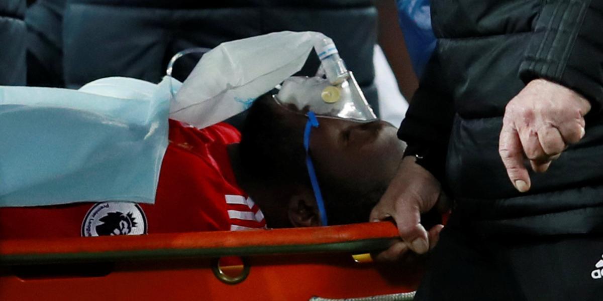 Romelu Lukaku fue sacado del campo de fútbol en camilla tras el fuerte golpe que recibió tras disputar un balón aéreo.