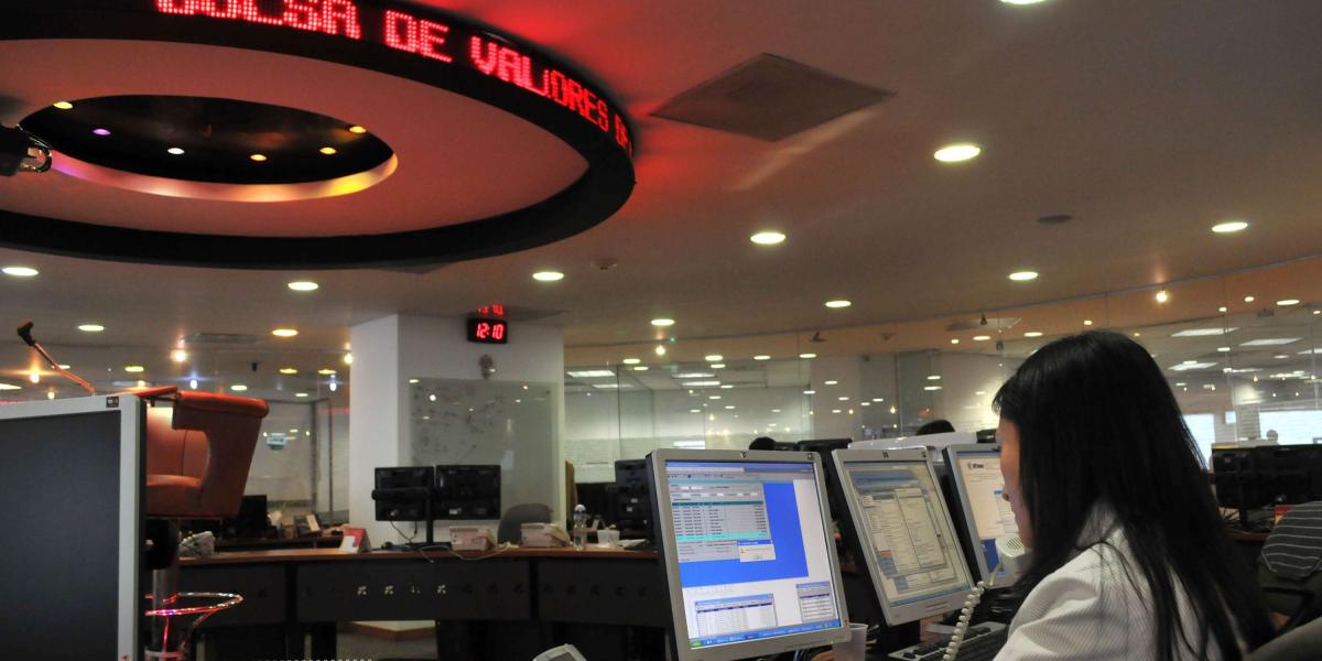 La Bolsa de Valores de Colombia busca atraer pequeños inversionistas al mercado bursátil.