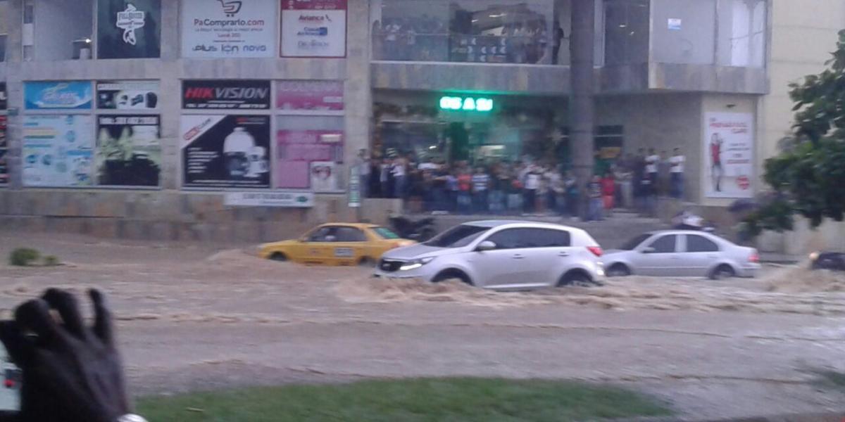 La inundación alcanzó el Centro Comercial San Andresito del Sur por la carrera 80 con calle 14