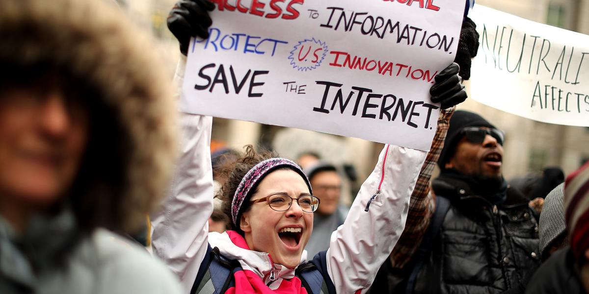 Carteles y gritos frente a la sede central de la FCC, en EE. UU. Así se manifestó la gente antes de la decisión de reversar el principio de neutralidad de la red.