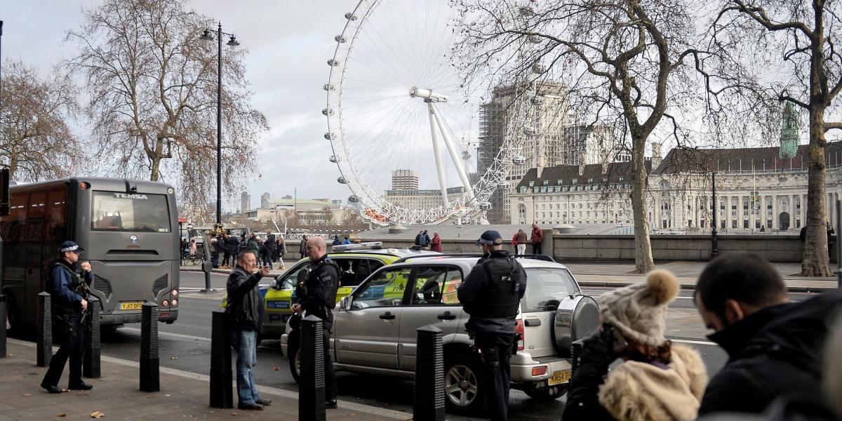 La policía patrulla las áreas de Westminster antes de las celebraciones de Año Nuevo en Londres.