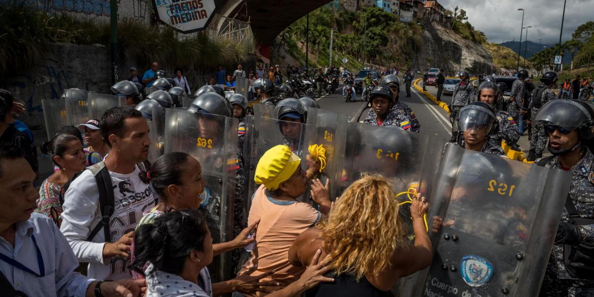 Centenares de venezolanos han protestado estos días al incumplir el Gobierno chavista su compromiso de entregar a más de 6 millones de familias perniles tradicionales de Navidad a precio subsidiado.