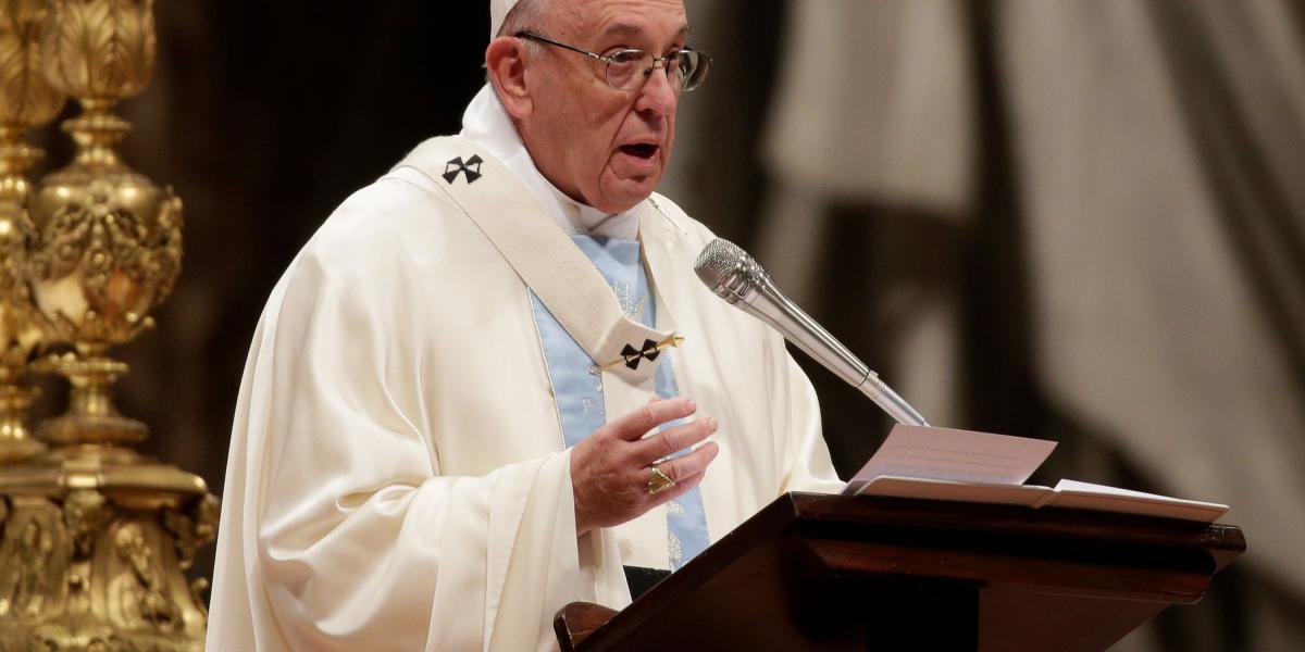 El pontífice hizo esta referencia a refugiados e inmigrantes en el día en el que la Iglesia católica celebra la 51 Jornada Mundial de la Paz.