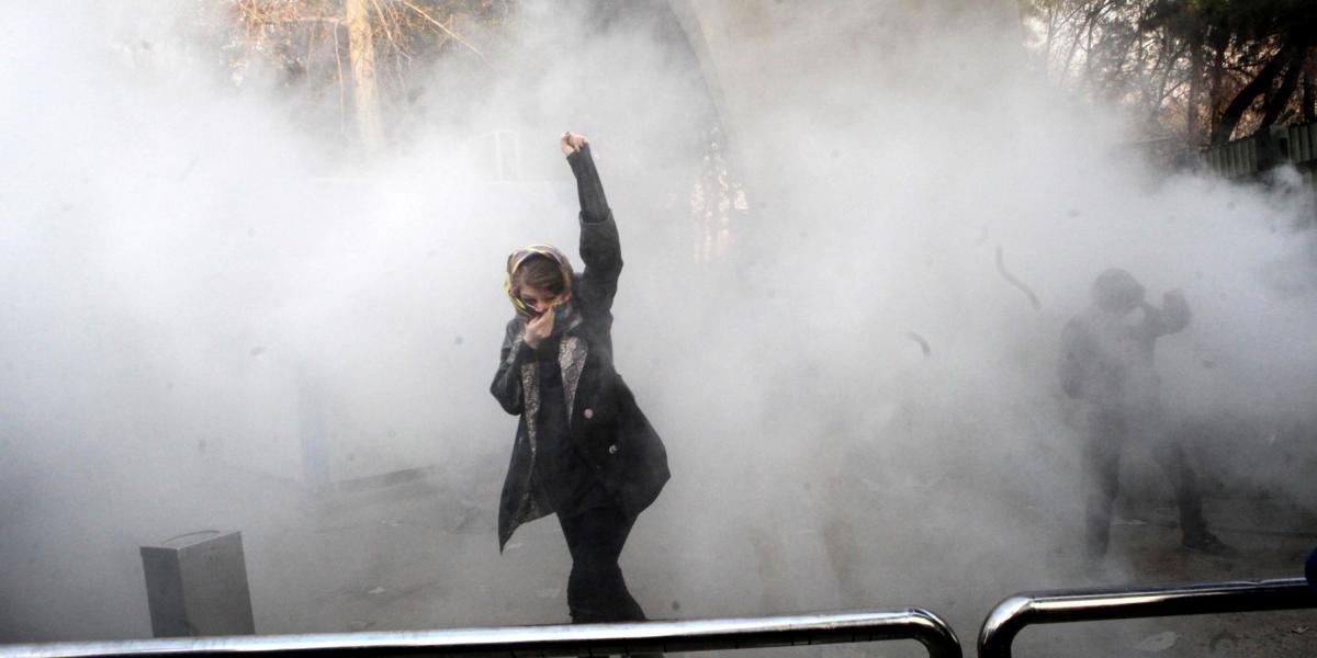 Por cuarta noche consecutiva, los iraníes salieron a la calle el domingo en varias ciudades del país, entre ellas la capital, Teherán, para protestar contra el poder y las dificultades económicas, el desempleo, la carestía y la corrupción.