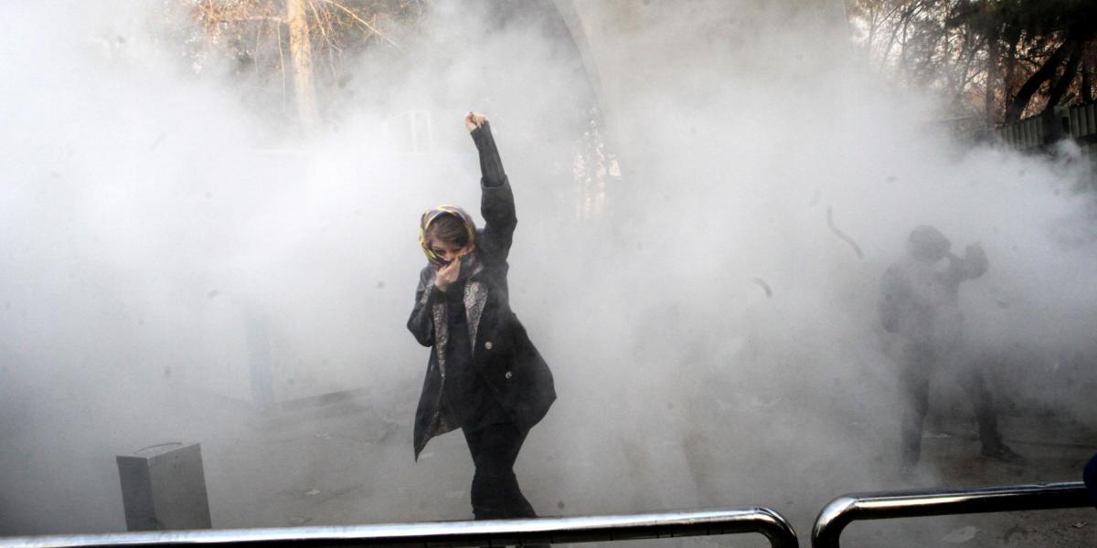 Estudiantes iraníes se enfrentaron con la policía antidisturbios durante una protesta contra el Gobierno en la Universidad de Teherán.